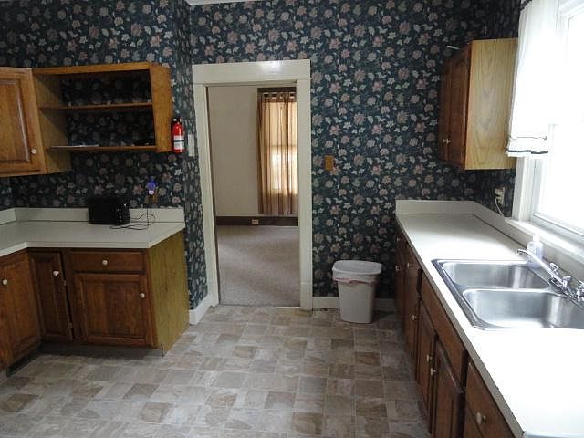 1st image of 129 E 19th St