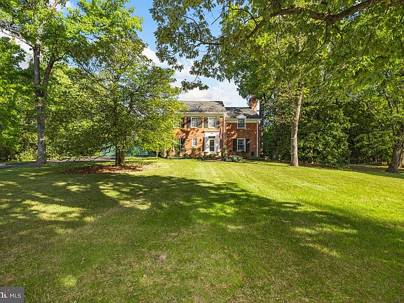 3rd image of 1319 Bishop Ln