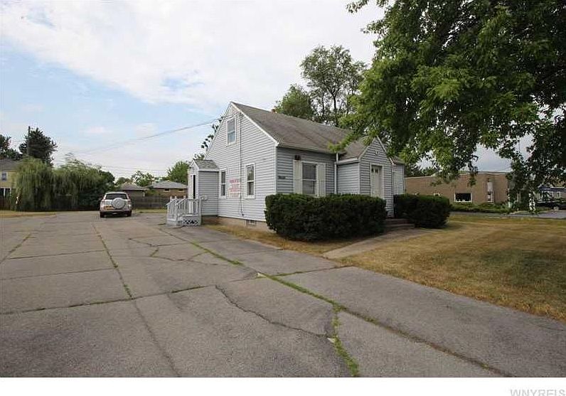 2nd image of 2104 Eggert Rd