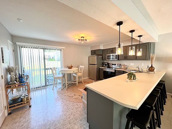 2nd image of 20 Sunridge Dr