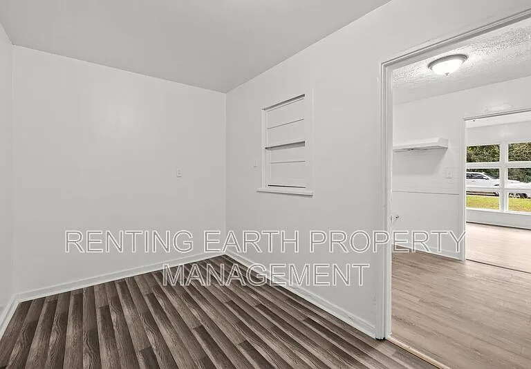341 Chisholm St — Photo 10