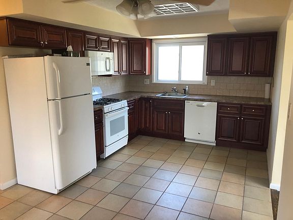 5th image of 114 Stafford Ave #2