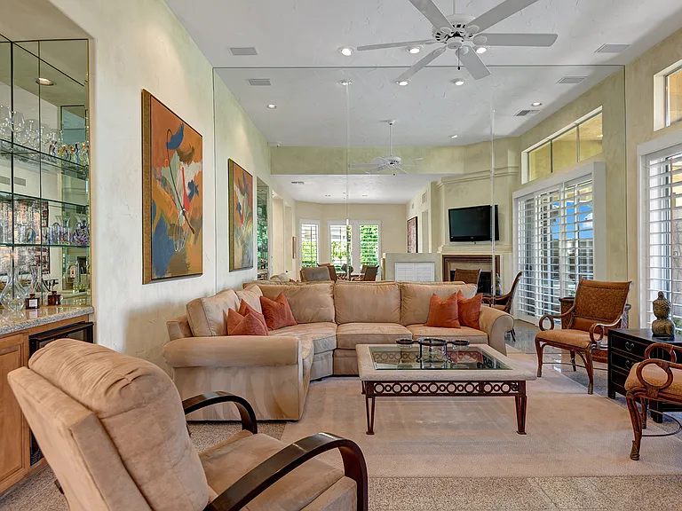 383 Desert Holly Dr — Photo 5