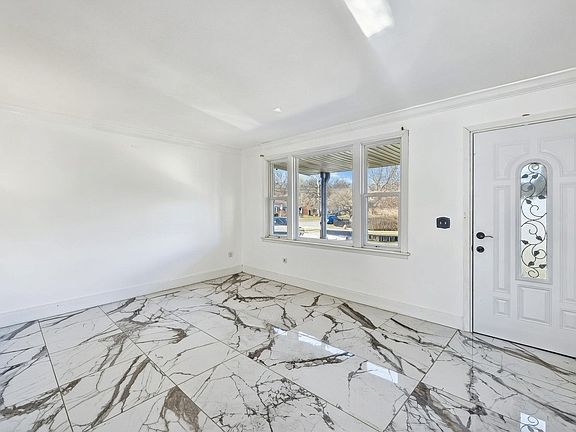 5th image of 449 Janette Ave