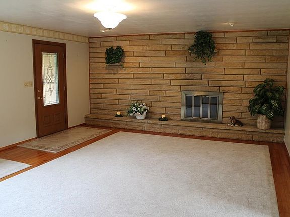 3rd image of 221 Green Vista Dr