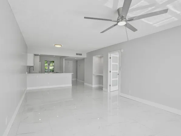 575 OAKS Lane #104, Pompano Beach, FL 33069