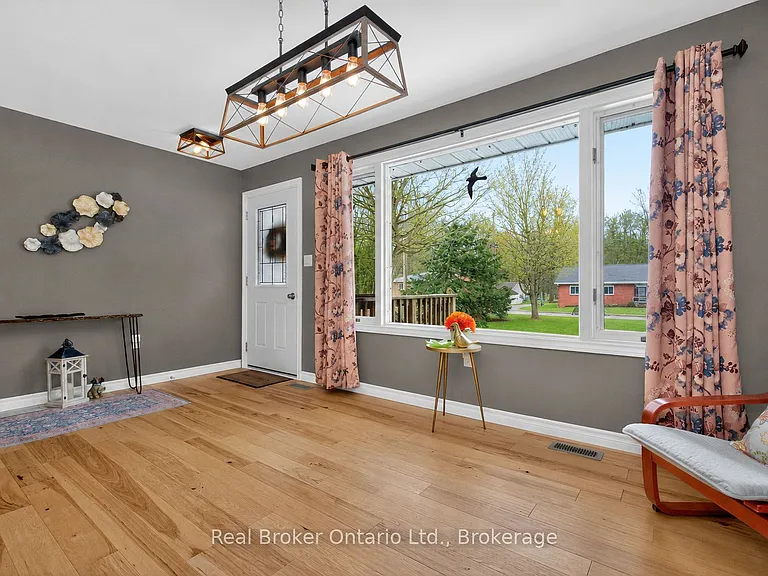 16 Mundy Ave — Photo 3