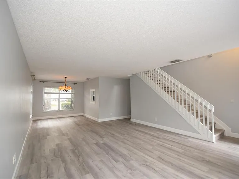 4801 Grapevine Way — Photo 5