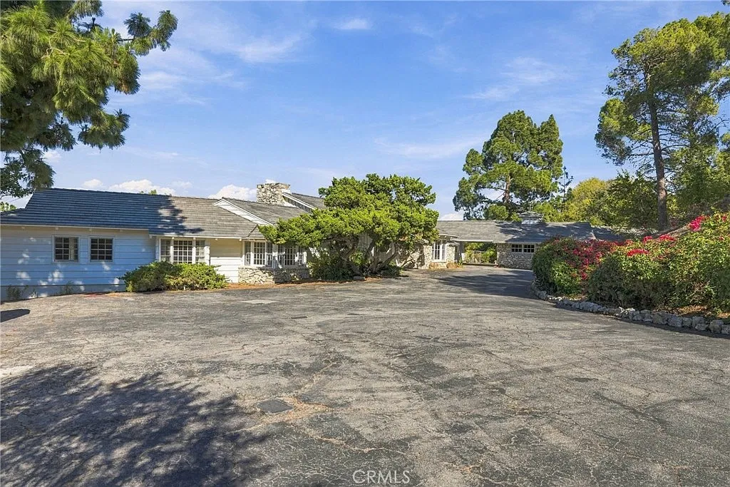 5 bed, 3915 sqft, $12,000 — Photo 3