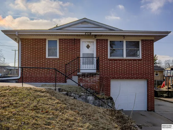 7434 Schuyler Dr, Omaha, NE 68114