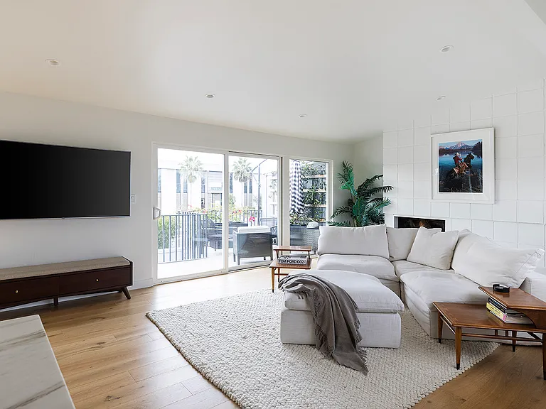 1504 Westcliff Dr #5 — Photo 8
