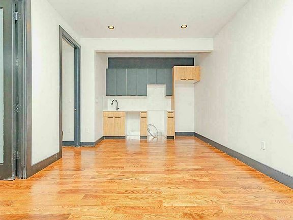 4th image of 872 Willoughby Ave #1