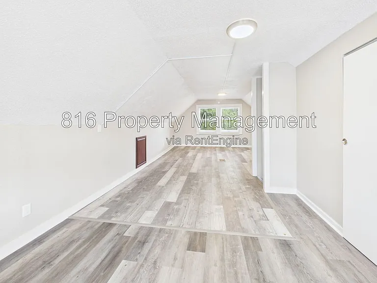3205 E 31st St — Photo 35