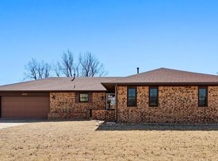 572 Sunset Dr, Watonga, OK 73772