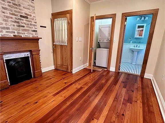3rd image of 3938 Banks St