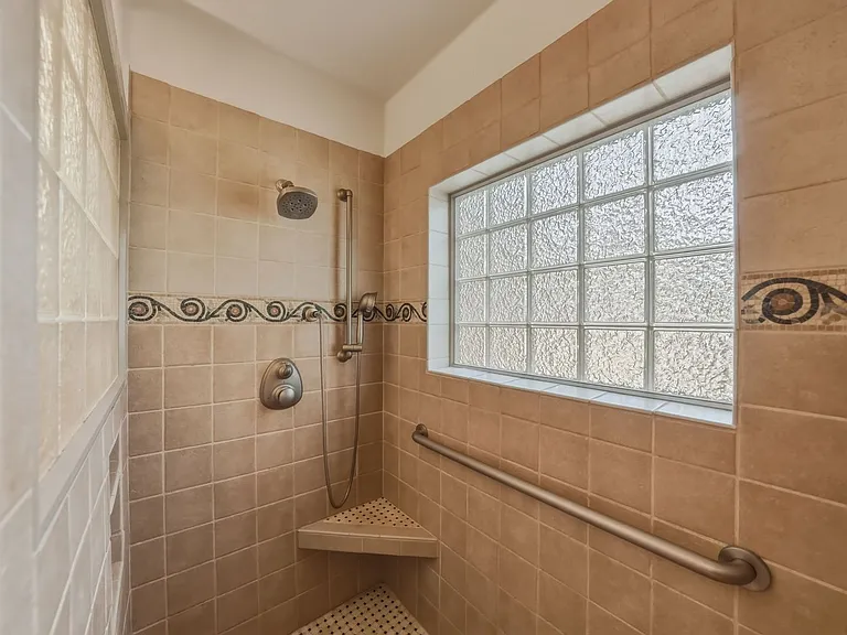 637 NW Silver Buckle Rd — Photo 37