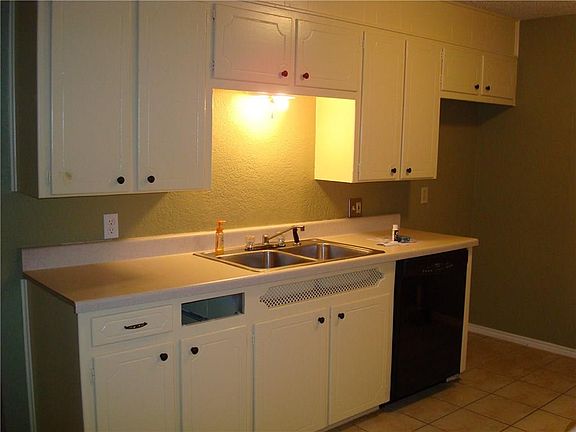 5th image of 2620 Oakwood Ter