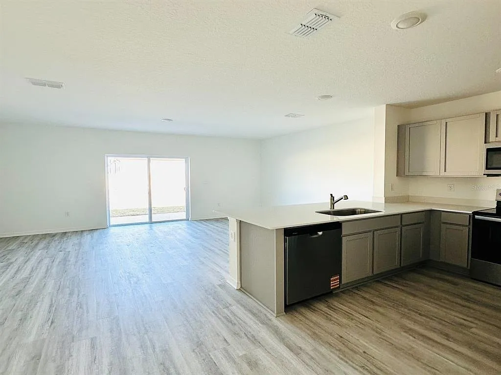 3 bed, 2.5 bath, 1488 sqft, $1,950 — Photo 3