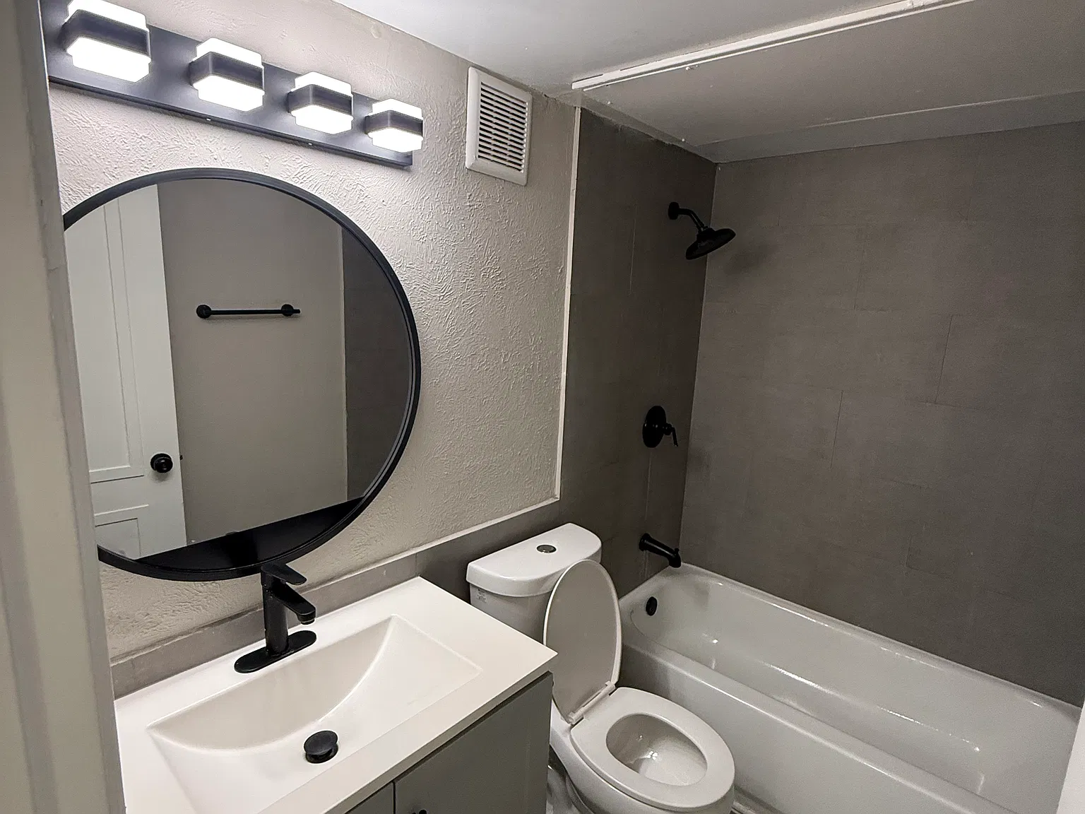 2 bed, 756 sqft, $932 — Photo 4