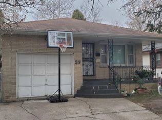 912 Pine St, Waukegan, IL 60085