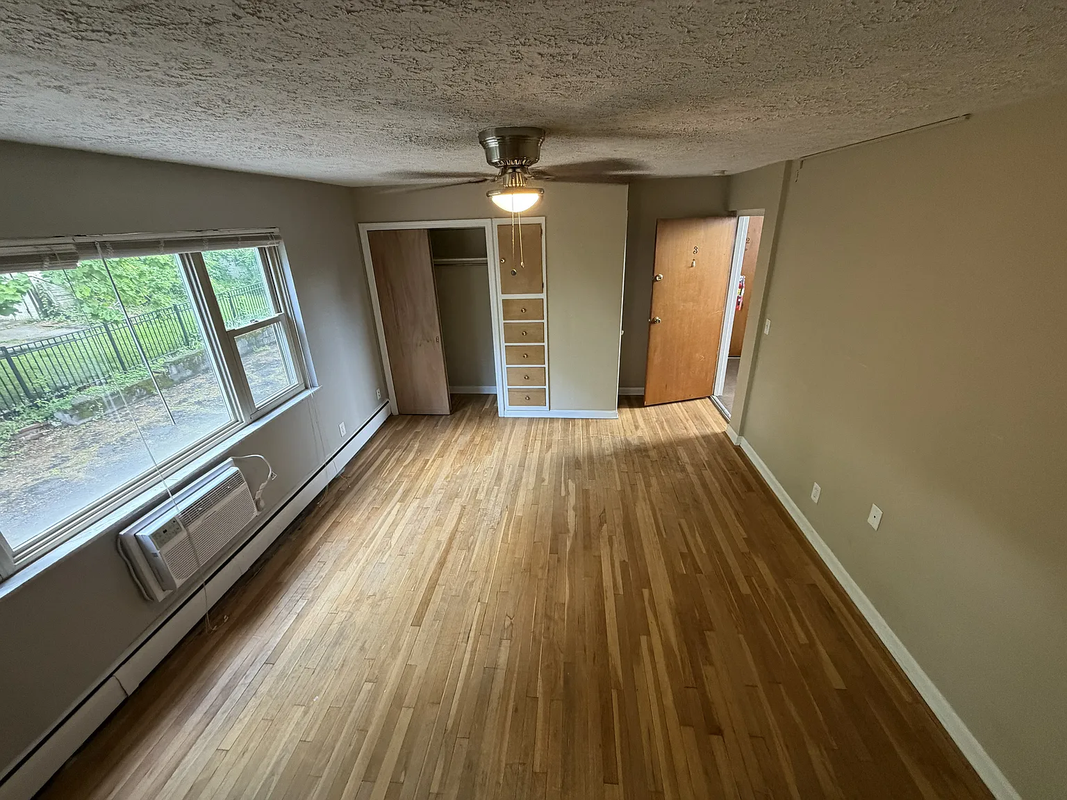 Studio, 350 sqft, $850 — Photo 2