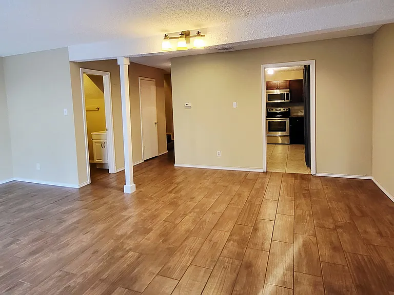 220 Village North Dr — Photo 4