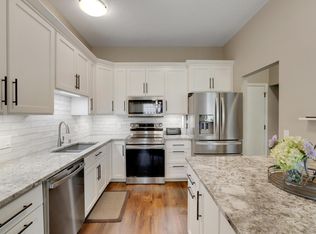 881 Kimberly Ln, Chanhassen, MN 55317