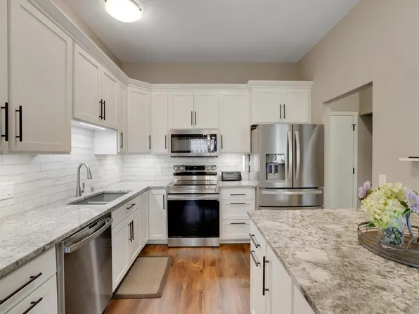 881 Kimberly Ln, Chanhassen, MN 55317