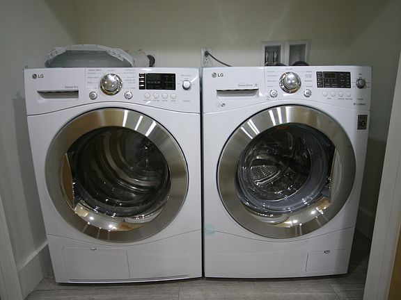 2nd image of 189 Waverly Pl APT 2