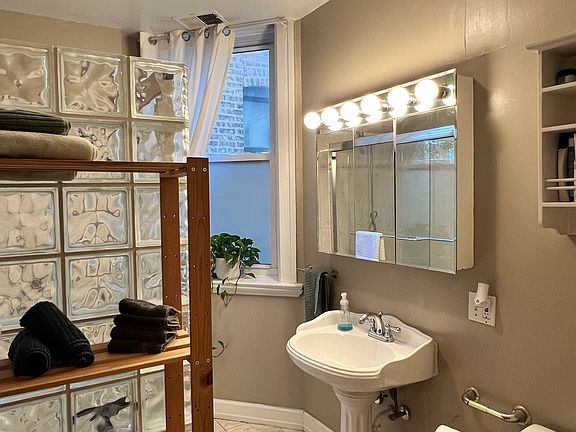 4th image of 626 W Oakdale Ave #27