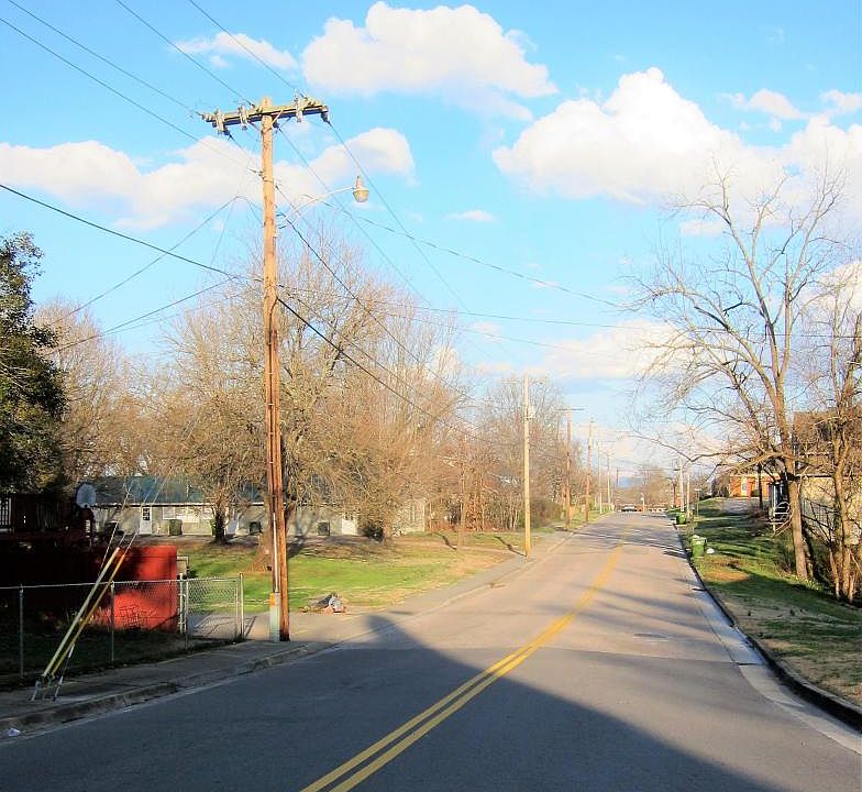 2nd image of 547 Lord Ave