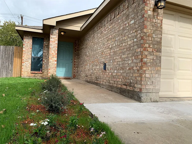 1021 Olivewood Ln — Photo 12