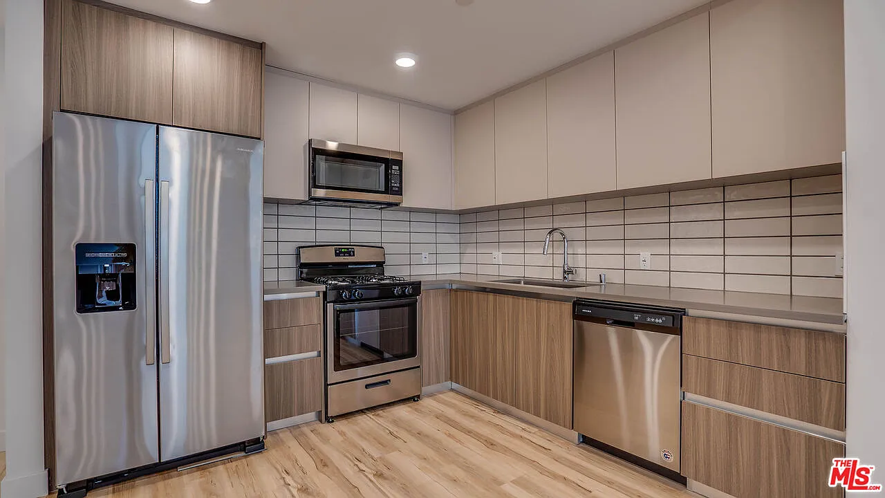 2 bed, 2.5 bath, 1310 sqft, $3,950 — Photo 2