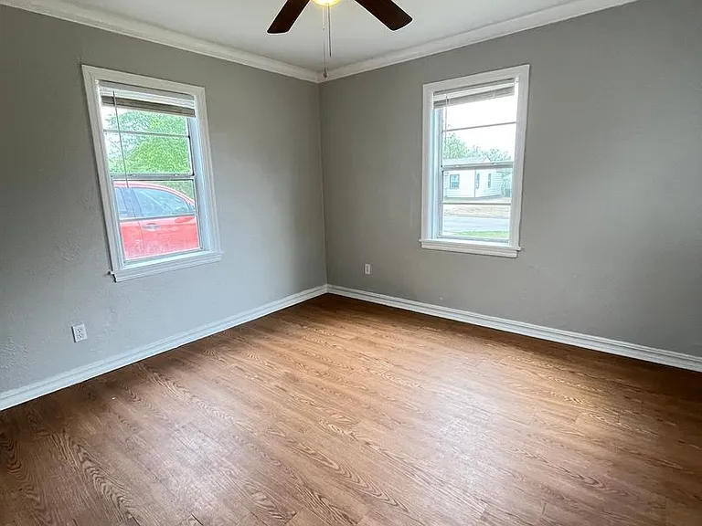 313 W Peach St — Photo 10