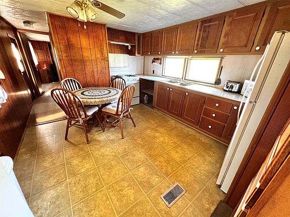 2nd image of 36852 Lake Rd