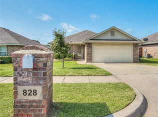 828 Crown Heights Ln, Purcell, OK 73080