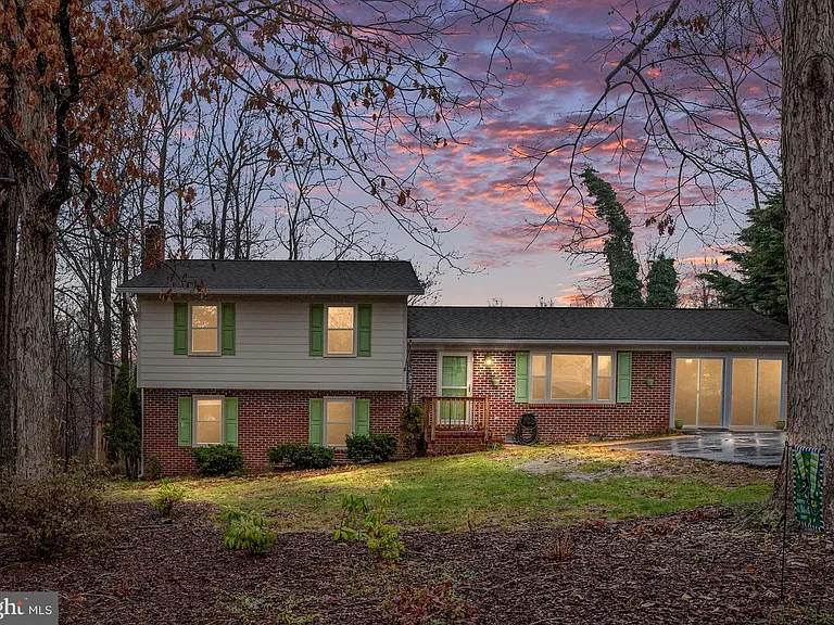 1705 Sherwood Dr — Photo 2