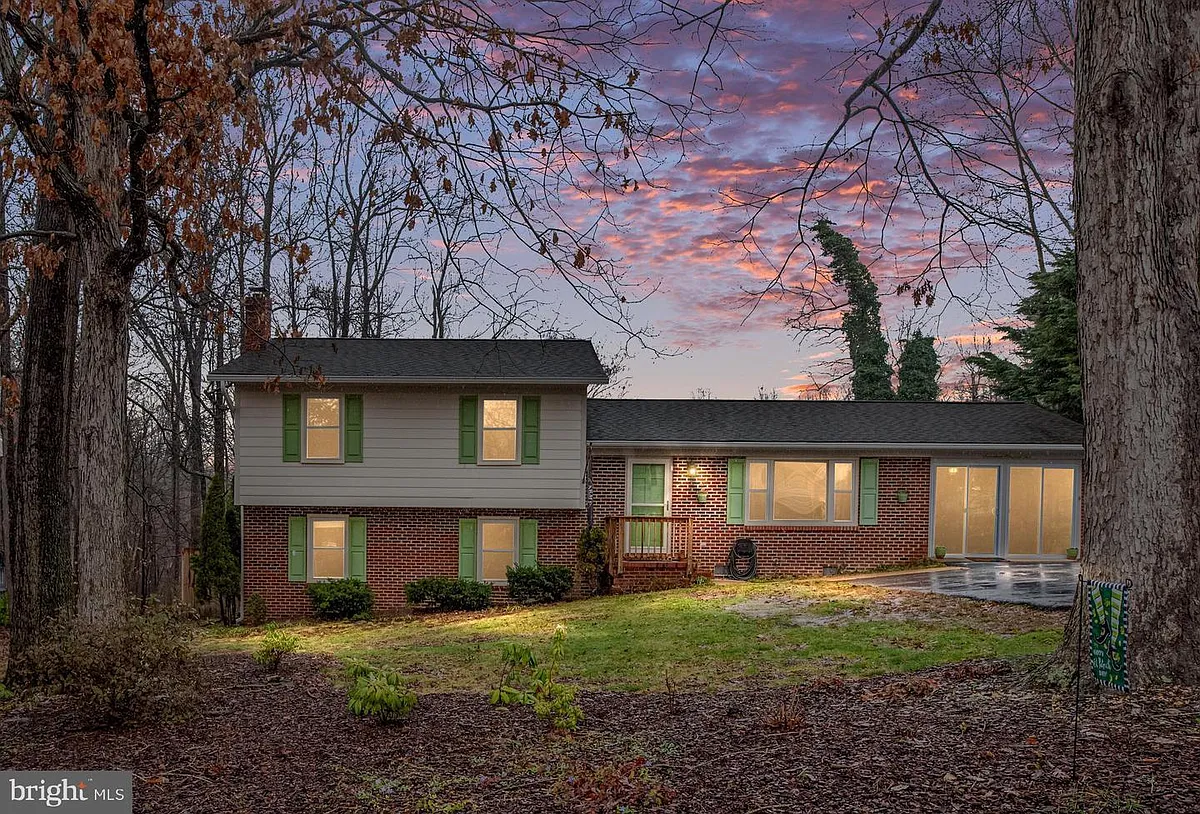 Building Photo - 1705 Sherwood Dr