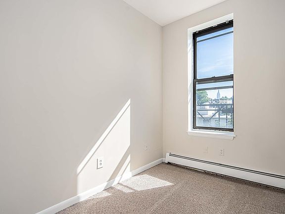 Bedroom #2- Full size bed ideal