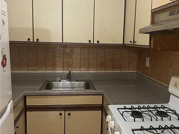 5th image of 3526 Eastchester Rd