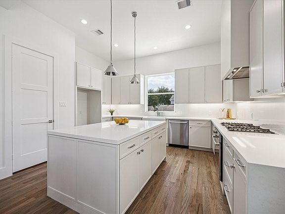 4th image of 310 Fowler St