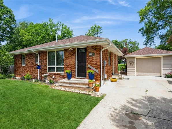 1206 N D St, Indianola, IA 50125