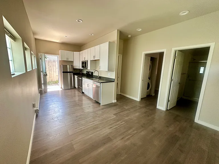 3590 Endicott Dr #B — Photo 4