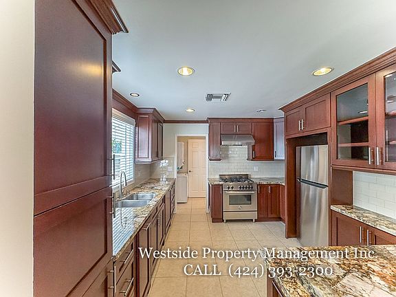 5th image of 846 Stanford St