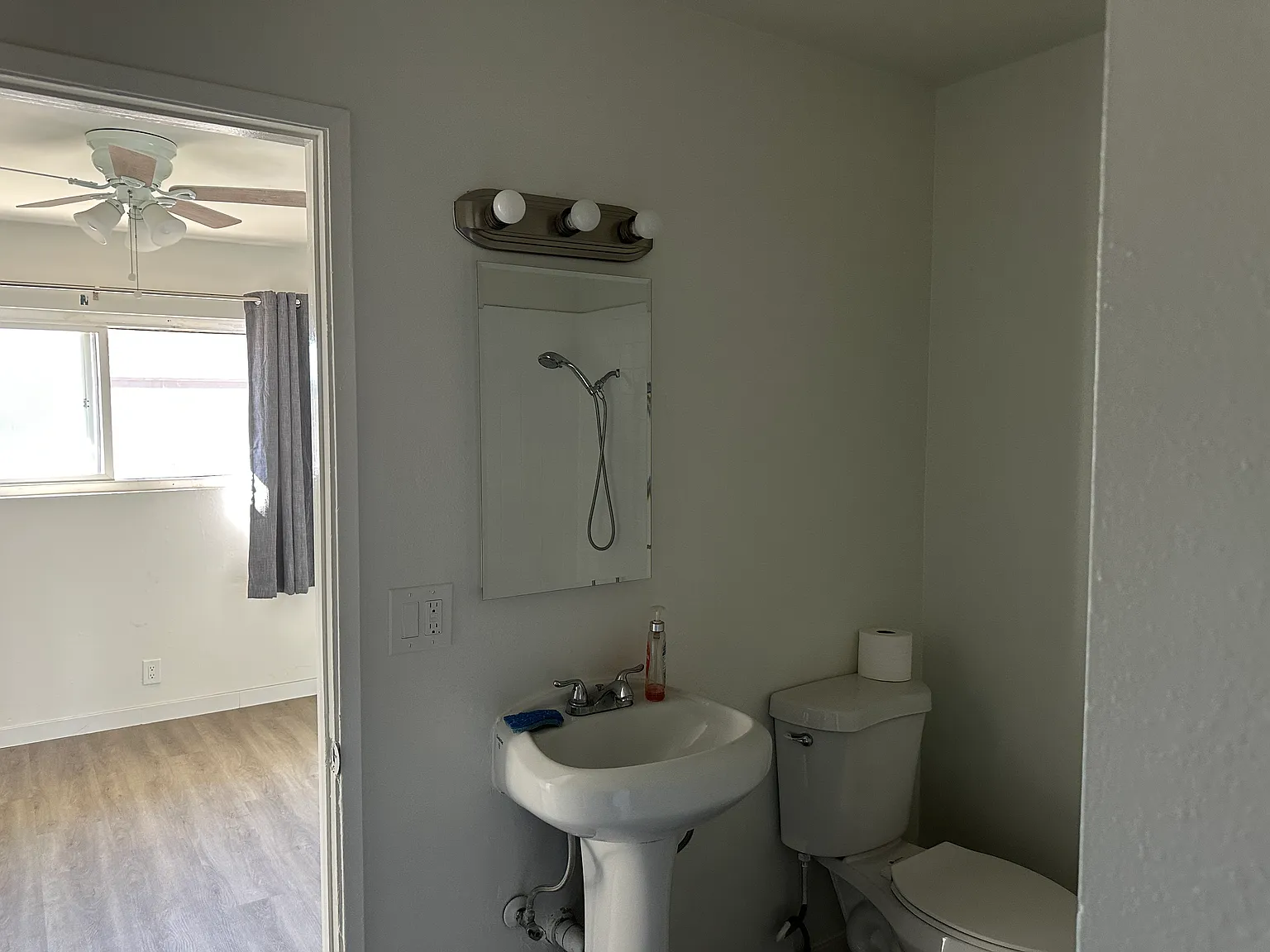 1 bed, 720 sqft, $2,100 — Photo 3