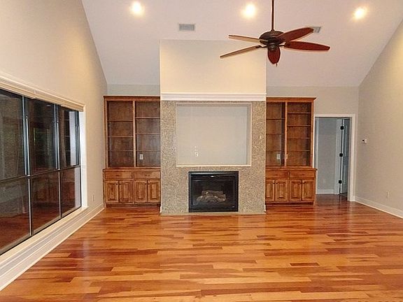 3rd image of 400 Lakeview Ln