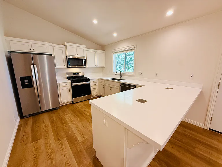 1045 East Ave — Photo 10