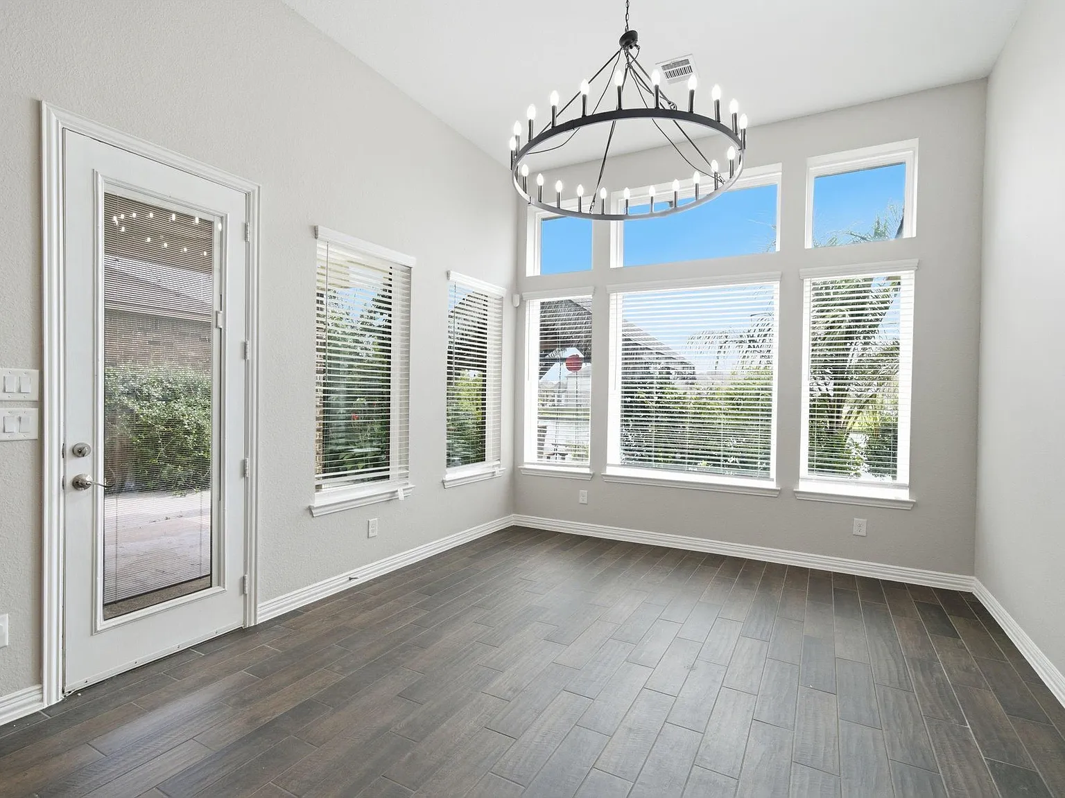 5 bed, 3.5 bath, 3333 sqft, $3,850 — Photo 3