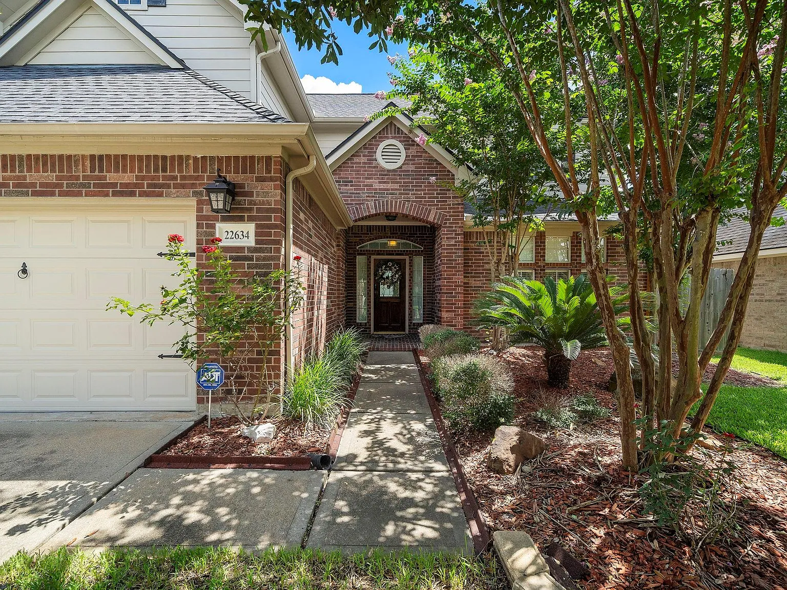 4 bed, 3.5 bath, 2560 sqft, $3,900 — Photo 3
