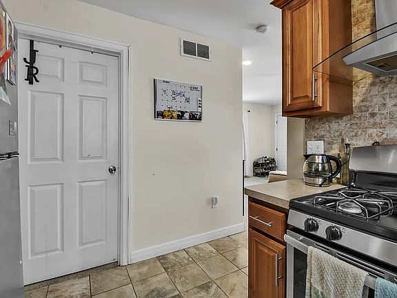 4th image of 364 Hudson St #1